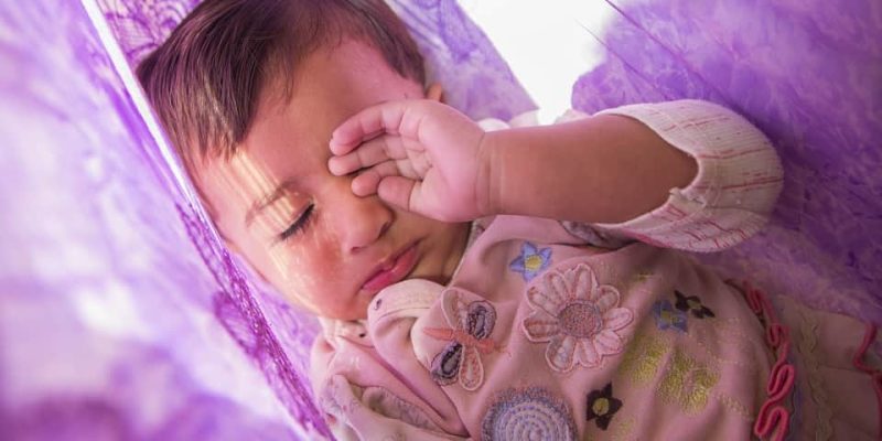 Bébé qui lutte contre le sommeil, raisons et conseils pour faire face à ce problème