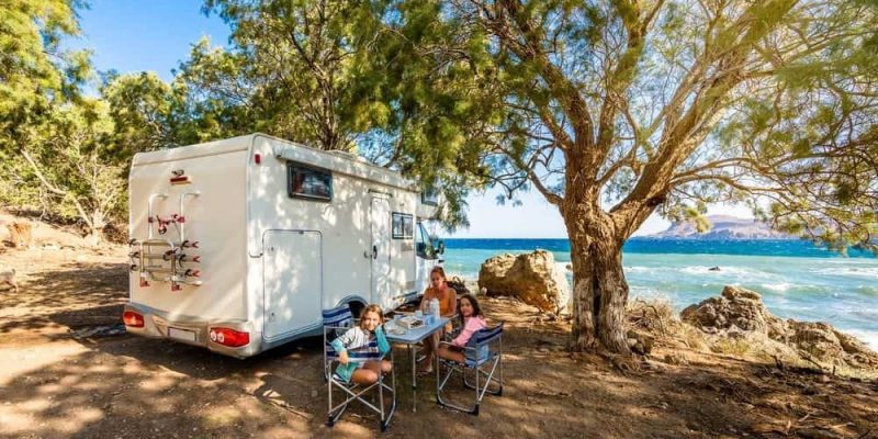 Comment organiser un séjour en camping-car familial: équipements, destinations, activités et services à prendre en compte