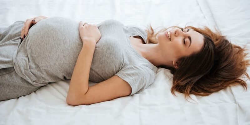 Est-il dangereux de dormir sur le dos pendant la grossesse ?